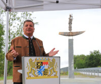 „Die Figur des Heiligen Nepomuk ist das Herzstück der Umgehung“, sagte Staatsminister Christian Bernreiter. 