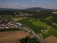 Blick auf Auerbach mit der B 533 im Vordergrund. Blick auf Auerbach mit der B 533 im Vordergrund.