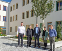 Leitender Ministerialrat Daniel Oden (Mitte) bei der Besichtigung des neuen Finanzamtsgebäudes zusammen mit Finanzamtsleiter Andreas Walker (von links), Leitender Baudirektor Norbert Sterl, Projektleiterin Katharina Ritzer und Baudirektor Wolfgang Kinateder.