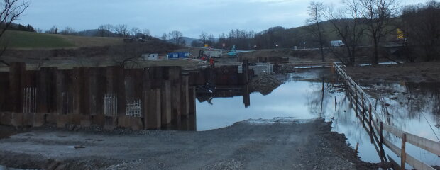Hochwasser an der Brückenbaustelle. Hochwasser an der Brückenbaustelle.