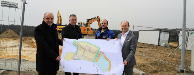 Über den Zeitplan und die geplanten Arbeiten unterhielten sich Ltd. Baudirektor Norbert Sterl (v.l.), Gerald Escherich, Bereichsleiter Hochbau, Projektleiter Matthias Kinateder und Hans Amannsberger, Leiter der JVA Straubing und Passau. Über den Zeitplan und die geplanten Arbeiten unterhielten sich Ltd. Baudirektor Norbert Sterl (v.l.), Gerald Escherich, Bereichsleiter Hochbau, Projektleiter Matthias Kinateder und Hans Amannsberger, Leiter der JVA Straubing und Passau.