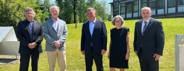 Ministerbesuch am Staatlichen Bauamt Passau: Behördenleiter Norbert Sterl (v.r.), Ministerialdirigentin Marion Frisch, Bau- und Verkehrsminister Christian Bernreiter, Kurt Stümpfl, Bereichsleiter Straßenbau, und Gerald Escherich, Bereichsleiter Hochbau.