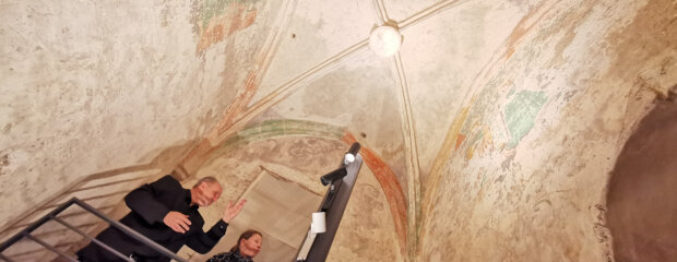 In Kleingruppen durften die Besucher beim Tag des offenen Denkmals den Kirchturm betreten und die freigelegten Fresken bewundern. Ltd. Baudirektor Norbert Sterl (l.) informierte über die Funde und die Sanierung des Kirchturms. In Kleingruppen durften die Besucher beim Tag des offenen Denkmals den Kirchturm betreten und die freigelegten Fresken bewundern. Ltd. Baudirektor Norbert Sterl (l.) informierte über die Funde und die Sanierung des Kirchturms.