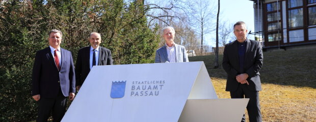 Über aktuelle Projekte im Amtsgebiet des Staatlichen Bauamts Passau hat sich Bauminister Christian Bernreiter (v.l.) mit Amtsleiter Norbert Sterl sowie den Bereichsleitern Straßenbau, Kurt Stümpfl, und Hochbau, Gerald Escherich, unterhalten.