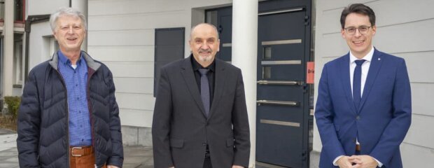 Bereichsleiter Straßenbau Kurt Stümpfl, Behördenleiter Norbert Sterl und Oberbürgermeister Dr. Christian Moser im Gespräch über aktuelle Bauprojekte des Freistaats Bayern. Bereichsleiter Straßenbau Kurt Stümpfl, Behördenleiter Norbert Sterl und Oberbürgermeister Dr. Christian Moser im Gespräch über aktuelle Bauprojekte des Freistaats Bayern.