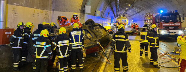 Trotz der beengten Verhältnisse im Tunnel arbeiteten die Einsatzkräfte der Feuerwehren Regen, Schweinhütt und Weißenstein sowie vom BRK-Rettungsdienst aus Zwiesel, Bodenmais, Regen und Untermitterdorf das Übungsszenario routiniert und diszipliniert ab.