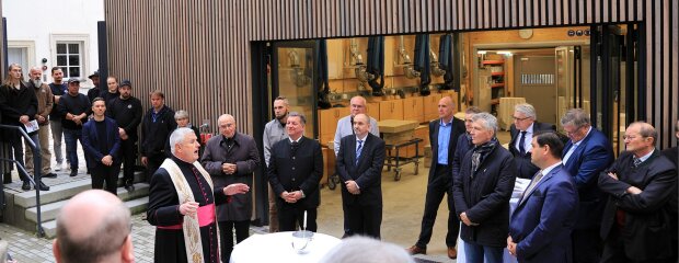 Den kirchlichen Segen erteilte Dompropst Dr. Michael Bär dem neuen Werkstattgebäude der Dombauhütte Passau. Die Festansprache hielt Staatsminister Christian Bernreiter, Behördenleiter Norbert Sterl begrüßte die Ehrengäste, Hüttenmeister Jerome Zahn führte durch die Werkstatt. Den kirchlichen Segen erteilte Dompropst Dr. Michael Bär dem neuen Werkstattgebäude der Dombauhütte Passau. Die Festansprache hielt Staatsminister Christian Bernreiter, Behördenleiter Norbert Sterl begrüßte die Ehrengäste, Hüttenmeister Jerome Zahn führte durch die Werkstatt.