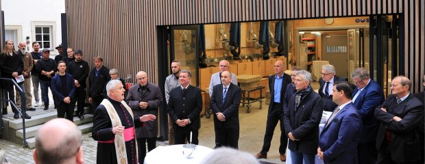 Den kirchlichen Segen erteilte Dompropst Dr. Michael Bär dem neuen Werkstattgebäude der Dombauhütte Passau. Die Festansprache hielt Staatsminister Christian Bernreiter, Behördenleiter Norbert Sterl begrüßte die Ehrengäste, Hüttenmeister Jerome Zahn führte durch die Werkstatt.