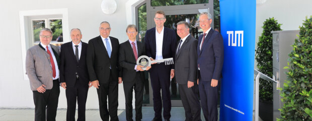 Über die Sanierung des ehemaligen Jugendzentrums freuten sich MdL Josef Zellmeier (v.l.), Leitender Baudirektor Norbert Sterl, TUM-Kanzler Albert Berger, TUM-Campus-Straubing-Rektor Prof. Dr. Volker Sieber, Wissenschaftsminister Markus Blume, Bauminister Christian Bernreiter und Oberbürgermeister Markus Pannermayr.