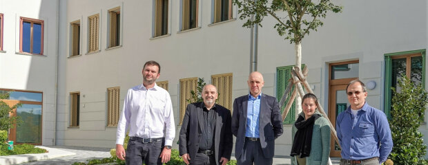 Leitender Ministerialrat Daniel Oden (Mitte) bei der Besichtigung des neuen Finanzamtsgebäudes zusammen mit Finanzamtsleiter Andreas Walker (von links), Leitender Baudirektor Norbert Sterl, Projektleiterin Katharina Ritzer und Baudirektor Wolfgang Kinateder.