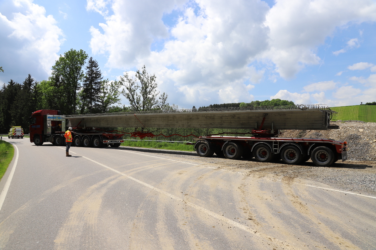 Schwertransporter bringen die tonnenschweren Spannbeton-Fertigteile zur Baustelle. Schwertransporter bringen die tonnenschweren Spannbeton-Fertigteile zur Baustelle.