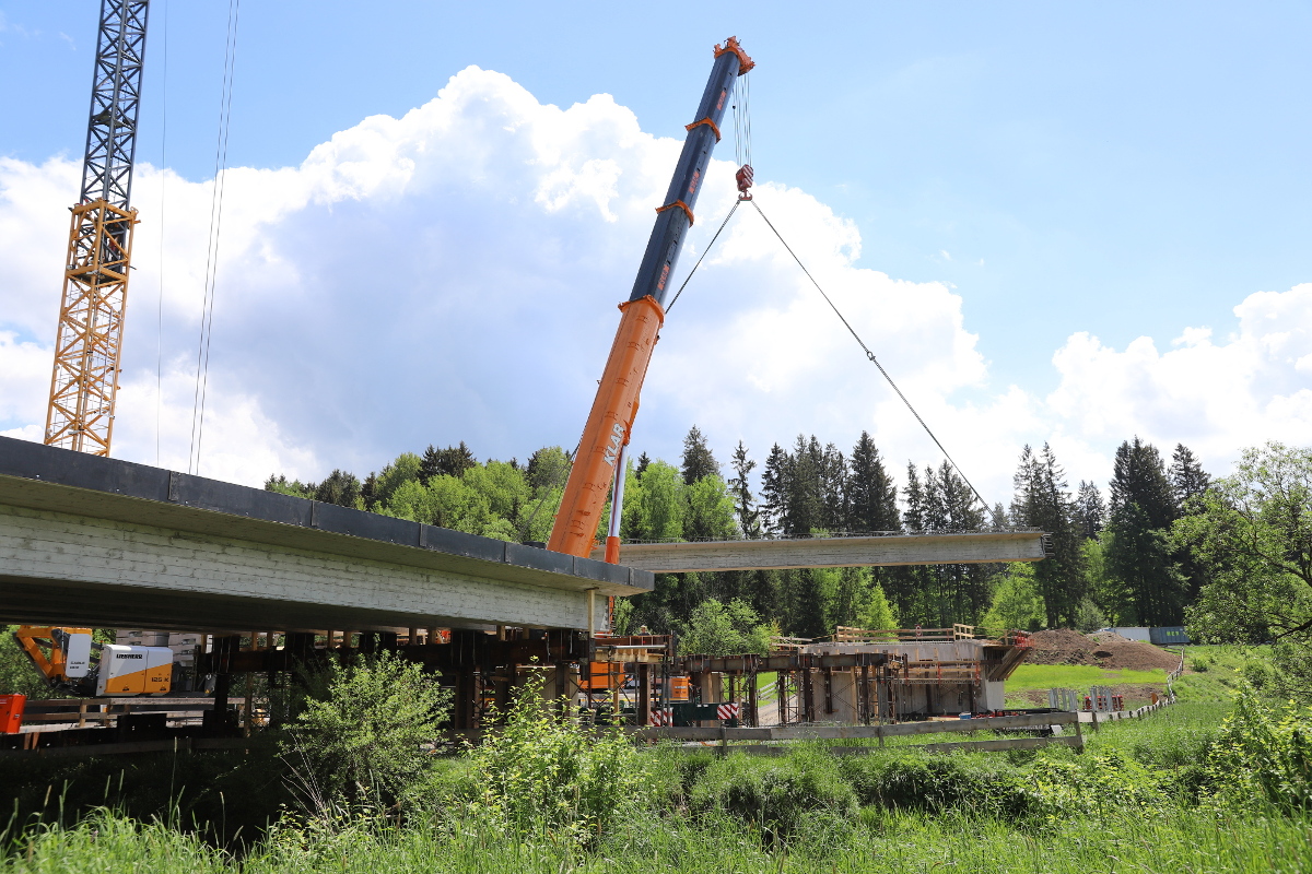 Spannbetonträger am Haken: 60 Tonnen schwer ist jeder der 20 Träger, die für den Überbau der Brücke mit dem Autokran eingehoben werden. 