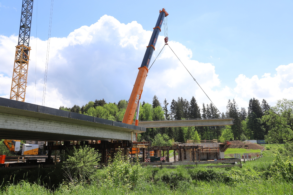 Spannbetonträger am Haken: 60 Tonnen schwer ist jeder der 20 Träger, die für den Überbau der Brücke mit dem Autokran eingehoben werden. Spannbetonträger am Haken: 60 Tonnen schwer ist jeder der 20 Träger, die für den Überbau der Brücke mit dem Autokran eingehoben werden.