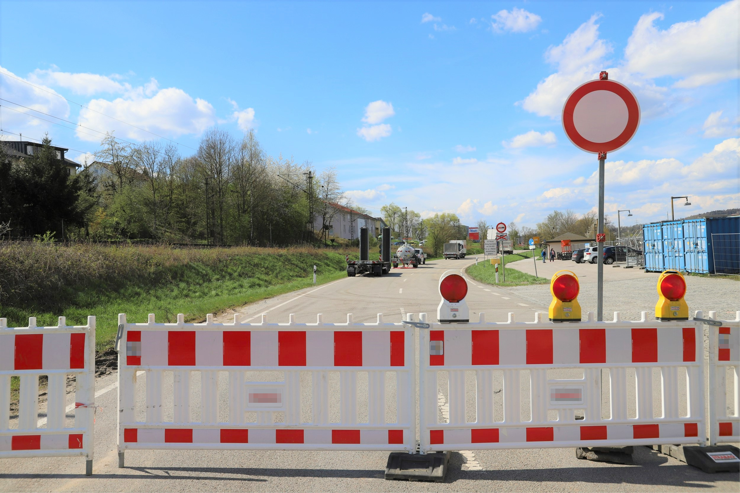 Absperrung für Fahrbahnsanierung auf der B 8 Passau-Heining