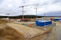 Blick auf die Baustelle: Im Vordergrund der Bewachungscontainer, dahinter die Mauer. In die Lücke wird gegen Ende der Baumaßnahme die Torwache entstehen. © Staatliches Bauamt Passau / Süß