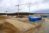 Blick auf die Baustelle: Im Vordergrund der Bewachungscontainer, dahinter die Mauer. In die Lücke wird gegen Ende der Baumaßnahme die Torwache entstehen.