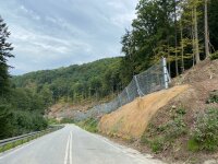 : Auf einer Länge von rund 800 Metern wurden an der Ruselstraße bisher Steinschlagschutzzäune und Felssicherungsnetze angebracht. : Auf einer Länge von rund 800 Metern wurden an der Ruselstraße bisher Steinschlagschutzzäune und Felssicherungsnetze angebracht.