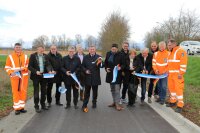 Mit dem symbolischen Durchschneiden der Bänder wurde der neue Geh- und Radweg offiziell freigegeben. © Staatliches Bauamt Passau / Süß