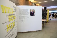 Wie ein begehbares Buch ist die Ausstellung konzipiert, die noch bis 10. November im Hörsaalgebäude I der Technischen Hochschule Deggendorf besichtigt werden kann. Wie ein begehbares Buch ist die Ausstellung konzipiert, die noch bis 10. November im Hörsaalgebäude I der Technischen Hochschule Deggendorf besichtigt werden kann.