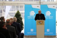 LBD Norbert Sterl bedankte sich bei Riepl Riepl Architekten aus Linz stellvertretend für alle Architekten und Ingenieure sowie allen weiteren Beteiligten. LBD Norbert Sterl bedankte sich bei Riepl Riepl Architekten aus Linz stellvertretend für alle Architekten und Ingenieure sowie allen weiteren Beteiligten.