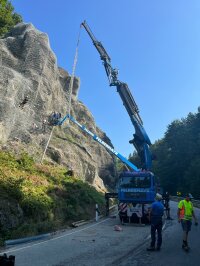 Mit Hilfe des Teleskoparms brachten die Arbeiter die Sicherungsnetze am Fels an. Mit Hilfe des Teleskoparms brachten die Arbeiter die Sicherungsnetze am Fels an.