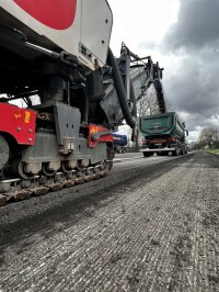 Hauptarbeit auf der B 8 bei Passau-Heining ist aktuell das Fräsen der bestehenden Deckschicht.