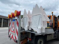 Die Steckschiebeaufnahme ist an der Warnleitetafel montiert. Die Steckschiebeaufnahme ist an der Warnleitetafel montiert.