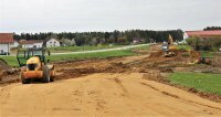 Im Bereich Altgmain wird die Umfahrung für die nächste Brückenbaustelle vorbereitet: Die Ge-meindeverbindungsstraße Altgmain-Hochholzen soll künftig unter der B 20 hindurchgeführt werden. 