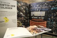 Wie ein begehbares Buch ist die Ausstellung konzipiert, die noch bis 10. November im Hörsaalgebäude I der Technischen Hochschule Deggendorf besichtigt werden kann.