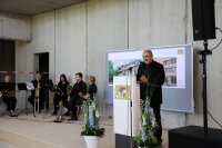 Leitender Baudirektor Norbert Sterl begrüßte die Gäste, im Hintergrund das Blechbläserquintett der Berufsfachschule für Musik des Landkreises Deggendorf.