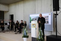 Leitender Baudirektor Norbert Sterl begrüßte die Gäste, im Hintergrund das Blechbläserquintett der Berufsfachschule für Musik des Landkreises Deggendorf. Leitender Baudirektor Norbert Sterl begrüßte die Gäste, im Hintergrund das Blechbläserquintett der Berufsfachschule für Musik des Landkreises Deggendorf.