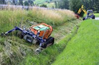 Der ferngesteuerte Balkenmäher fährt voran, der Schreitbagger mäht den steiler werdenden Hang. Mit ihrem horizontalen Schneidwerk und der geringen Mähgeschwindigkeit haben sich Balkenmäher als besonders insektenschonend erwiesen. Auch für die Pflanzen ist die Scheren-technik von Vorteil, da sie sich nach dem Schnitt besser erholen.