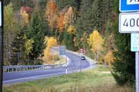 Auf einer Länge von 1,5 Kilometer haben wir die FRG 19 zwischen Weidhütte und Nationalparkzentrum Lusen saniert. Auch das Brückenbauwerk bei Sagwassersäge wurde erneuert.