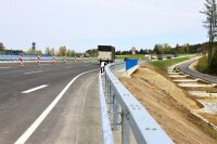 Das Unterführungsbauwerk auf Höhe Vogging wurde diese Woche für den Verkehr freigege-ben. Auf der Westseite verlaufen stufenartig die Retentionsbecken, die das Oberflächenwasser aufnehmen und ins Regenrückhaltebecken leiten.