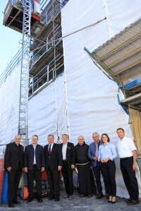 Über den Beginn der Baumaßnahme freuen sich (v.l.) Norbert Sterl, der Leiter des Staatlichen Bauamts Passau, Vorsitzender des Fördervereins Bogenberg und MdL Josef Zellmeier, Staatsminister Christian Bernreiter Vorsitzender des Fördervereins Bogenberg, MdL Hans Ritt, Pater Darek, Landrat Josef Laumer, Bürgermeisterin Andrea Probst und Kirchenpfleger Franz Bogner.