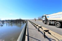 Von einem Mitarbeiter des beauftragten Ingenieurbüros eingewiesen überquert der vollbelade-ne Lkw die Brücke in der Fahrbahnmitte. Der übrige Verkehr wurde mittels Ampelschaltung angehalten.