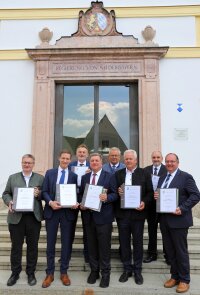 Bei der Übergabe der Planfeststellungsunterlagen: Staatsminister Christian Bernreiter (Mitte) mit Regierungspräsident Rainer Haselbeck (2.v.l.), MdL Josef Zellmeier (v.l.), MdL Hans Ritt, Landrat Josef Laumer, Bürgermeister Hubert Ammer (Perkam), Ltd. Baudirektor Norbert Sterl, Leiter des Staatlichen Bauamts Passau, und Bürgermeister Herbert Lichtinger (Geiselhöring).