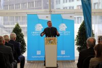 "Die Kooperation zwischen Geistes-, Kultur und Technikwissenschaft hat an der Universität Passau neue Impulse für Forschung und Lehre gesetzt. Mit dem Neubau eines Internationalen Wissenschaftszentrums mit rund 9000 m² Nutzfläche, schaffen wir mitten in der Stadt die nötige universitäre Infrastruktur", sagte Bauminister Christian Bernreiter. "Die Kooperation zwischen Geistes-, Kultur und Technikwissenschaft hat an der Universität Passau neue Impulse für Forschung und Lehre gesetzt. Mit dem Neubau eines Internationalen Wissenschaftszentrums mit rund 9000 m² Nutzfläche, schaffen wir mitten in der Stadt die nötige universitäre Infrastruktur", sagte Bauminister Christian Bernreiter.