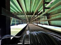 Ein Blick unter die Brücke zeigt die Kabel, mit denen die Sensoren an das Messsystem ange-schlossen sind. Ein Blick unter die Brücke zeigt die Kabel, mit denen die Sensoren an das Messsystem ange-schlossen sind.