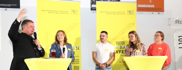 Im Gespräch mit Moderatorin Annalena Göttl (2.v.l.) sprach Staatsminister Christian Bernreiter über die Bedeutung des Staatlichen Hochbaus. Ihre Tätigkeit im Bereich Hochbau stellten Chiara Weishäupl (v.r.), Kristina Pilzer und Moritz Jäger vor.