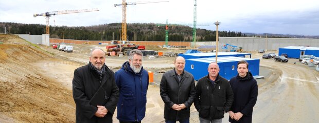 Auf der Baustelle der JVA Passau: v.l. Norbert Sterl, Leiter des Staatlichen Bauamts Passau, Gerald Escherich, Bereichsleiter Hochbau, Hans Jürgen Amannsberger, Leiter der JVA Straubing, Oliver Deisinger, Dienstleiter der JVA Passau, und Konrad Kronbauer, Abteilungsleiter am Staatlichen Bauamt Passau.