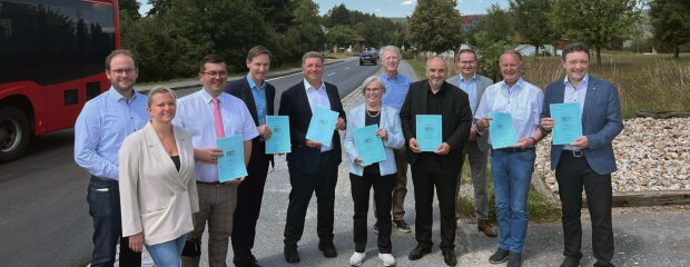 MdL Max Gibis, Regens stellvertretender Landrat a. D. Willi Killinger, Manfred Dreier, Leiter des Sachgebiets Straßenbau an der Regierung von Niederbayern, Norbert Sterl, Leiter des Staatlichen Bauamts Passau, Kurt Stümpfl, Bereichsleiter Straßenbau am Staatlichen Bauamt Passau, Regens Landrätin Rita Röhrl, Bauminister Christian Bernreiter, Regierungspräsident Rainer Haselbeck, Regens Bürgermeister Andreas Kroner und seine Stellvertreterin Sabrina Laschinger sowie Bastian Wufka, Leiter der Planungsabteilung am Staatlichen Bauamt Passau.