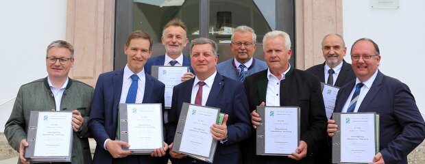 Bei der Übergabe der Planfeststellungsunterlagen: Staatsminister Christian Bernreiter (Mitte) mit Regierungspräsident Rainer Haselbeck (2.v.l.), MdL Josef Zellmeier (v.l.), MdL Hans Ritt, Landrat Josef Laumer, Bürgermeister Hubert Ammer (Perkam), Ltd. Baudirektor Norbert Sterl, Leiter des Staatlichen Bauamts Passau, und Bürgermeister Herbert Lichtinger (Geiselhöring).