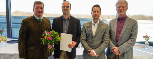 Bei einem kleinen Empfang im Ministerium überreichte Bauminister Christian Bernreiter (v.l.) die Urkunde an Armin Saller. Dazu gratulierten auch Oberstraßenmeister Alexander Teme-schinko und Baudirektor Kurt Stümpfl. 