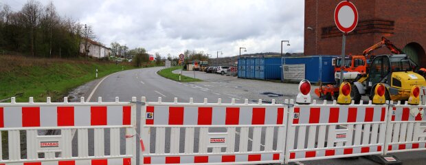 Die B 8 zwischen Kachlet und Bayernhafen ist derzeit wegen Straßensanierungsarbeiten gesperrt.