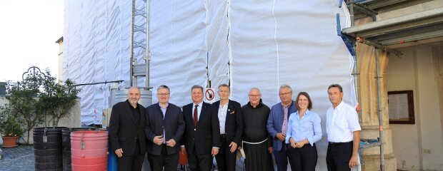 Über den Beginn der Baumaßnahme freuen sich (v.l.) Norbert Sterl, der Leiter des Staatlichen Bauamts Passau, Vorsitzender des Fördervereins Bogenberg und MdL Josef Zellmeier, Staatsminister Christian Bernreiter Vorsitzender des Fördervereins Bogenberg, MdL Hans Ritt, Pater Darek, Landrat Josef Laumer, Bürgermeisterin Andrea Probst und Kirchenpfleger Franz Bogner.