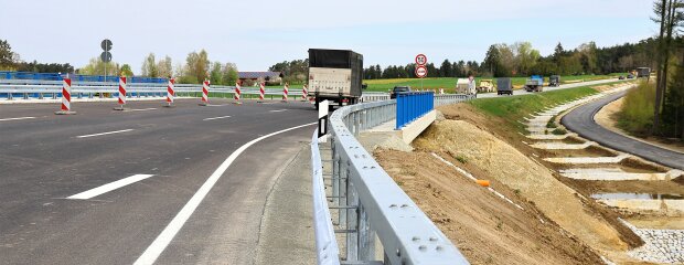 Das Unterführungsbauwerk auf Höhe Vogging wurde diese Woche für den Verkehr freigege-ben. Auf der Westseite verlaufen stufenartig die Retentionsbecken, die das Oberflächenwasser aufnehmen und ins Regenrückhaltebecken leiten.