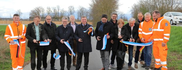Mit dem symbolischen Durchschneiden der Bänder wurde der neue Geh- und Radweg offiziell freigegeben. Mit dem symbolischen Durchschneiden der Bänder wurde der neue Geh- und Radweg offiziell freigegeben.