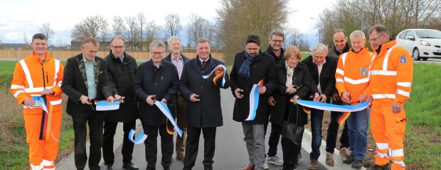 Mit dem symbolischen Durchschneiden der Bänder wurde der neue Geh- und Radweg offiziell freigegeben.