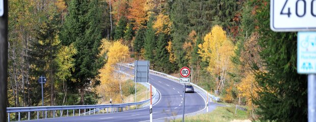 Auf einer Länge von 1,5 Kilometer haben wir die FRG 19 zwischen Weidhütte und Nationalparkzentrum Lusen saniert. Auch das Brückenbauwerk bei Sagwassersäge wurde erneuert. Auf einer Länge von 1,5 Kilometer haben wir die FRG 19 zwischen Weidhütte und Nationalparkzentrum Lusen saniert. Auch das Brückenbauwerk bei Sagwassersäge wurde erneuert.